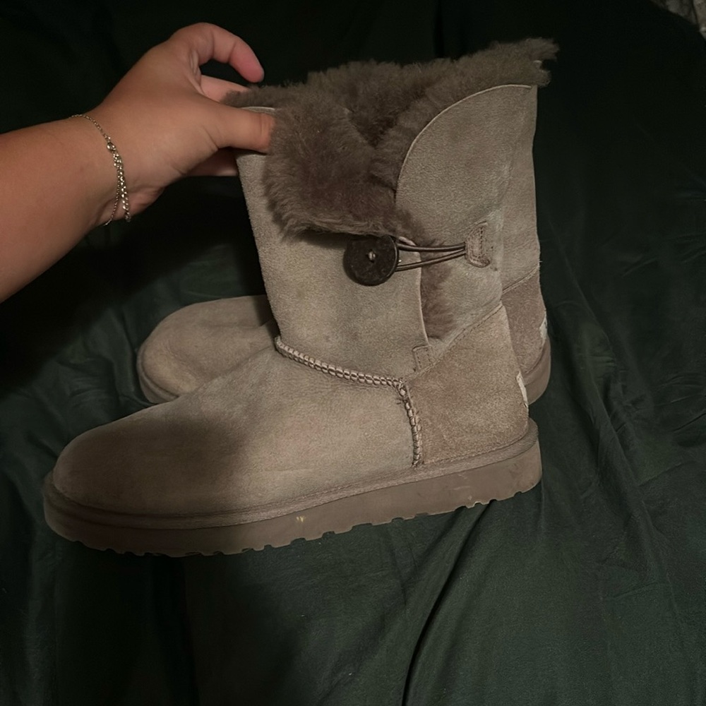 like new bailey button uggs